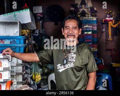 Bangkok, Thailand. 9. Februar 2022. Ein lokaler thailändischer Verkäufer, der vor seinem Geschäft auf dem Khlong Toei-Markt, BangkokÃ größtem Frischmarkt, auf der Rama IV Road gesehen wird. (Kreditbild: © Nathalie Jamois/SOPA Images via ZUMA Press Wire) NUR REDAKTIONELLE VERWENDUNG! Nicht für den kommerziellen GEBRAUCH! Stockfoto