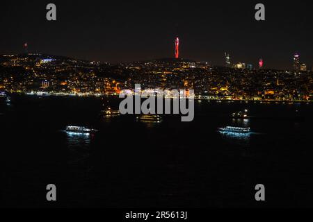 Aufnahmen aus einem hohen Winkel von Istanbul mit Blick auf die nächtliche Landschaft von oben mit Bootstransport auf dem Marmarameer und Blick auf die asiatische Seite. Stockfoto