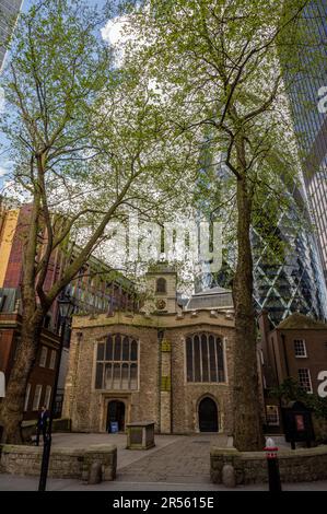 London, Vereinigtes Königreich: St Helen's Church, Bishopsgate. Diese anglikanische Kirche aus dem 12. Jahrhundert befindet sich auf der Great St. Helen's und der Undershaft in der City of London. Stockfoto