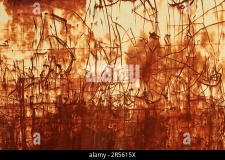 Eine rot-braune Abstraktion von zerkratzten rostigen Linien und Texturen auf einer alten verwitterten Metalloberfläche. Zufällige Aufprallspuren an einer Stahlwand. Sieht Gut Aus Stockfoto