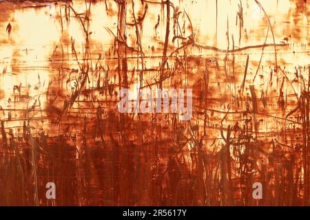 Eine rot-braune Abstraktion von zerkratzten rostigen Linien und Texturen auf einer alten verwitterten Metalloberfläche. Zufällige Aufprallspuren an einer Stahlwand. Sieht Gut Aus Stockfoto
