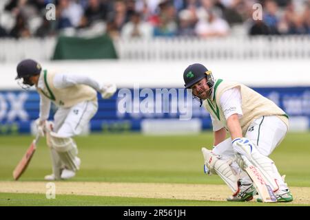 London, Großbritannien. 01. Juni 2023. Paul Stirling von Irland erreicht die Falte während des LV= Insurance Day One Test Match England gegen Irland in Lords, London, Vereinigtes Königreich, 1. Juni 2023 (Foto von Craig Thomas/News Images) in London, Vereinigtes Königreich, am 6./1. Juni 2023. (Foto: Craig Thomas/News Images/Sipa USA) Guthaben: SIPA USA/Alamy Live News Stockfoto