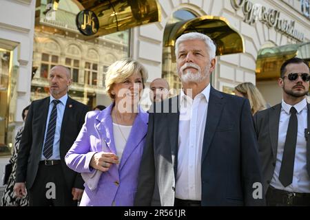 Wien, Österreich. 01. Juni 2023. Der tschechische Präsident Petr Pavel, rechts, und seine Frau Eva Pavlova, Zentrum, besichtigen den historischen Teil von Wien während eines zweitägigen Besuchs in Österreich am 1. Juni 2023. Kredit: VIT Simanek/CTK Photo/Alamy Live News Stockfoto