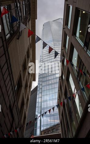 London, UK - Mai 10 2023: 22 Bishopsgate oder Twentytwo in der City of London. Von einer Gasse gegenüber mit Flaggen über dem Kopf gesehen. Stockfoto