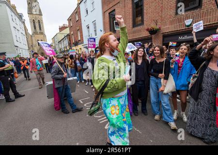 Eine Gruppe von Befürwortern der transtransnationalen Rechte protestiert friedlich außerhalb der Oxford Union und lehnt die Einladung der ehemaligen Universität von Sussex ab Stockfoto