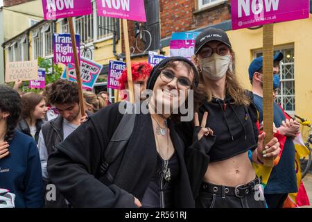 Eine Gruppe von Befürwortern der transtransnationalen Rechte protestiert friedlich außerhalb der Oxford Union und lehnt die Einladung der ehemaligen Universität von Sussex ab Stockfoto