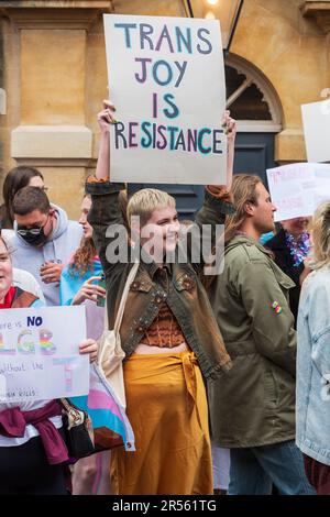 Eine Gruppe von Befürwortern der transtransnationalen Rechte protestiert friedlich außerhalb der Oxford Union und lehnt die Einladung der ehemaligen Universität von Sussex ab Stockfoto