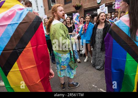 Eine Gruppe von Befürwortern der transtransnationalen Rechte protestiert friedlich außerhalb der Oxford Union und lehnt die Einladung der ehemaligen Universität von Sussex ab Stockfoto