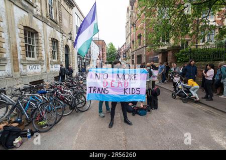 Eine Gruppe von Befürwortern der transtransnationalen Rechte protestiert friedlich außerhalb der Oxford Union und lehnt die Einladung der ehemaligen Universität von Sussex ab Stockfoto