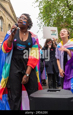 Eine Gruppe von Befürwortern der transtransnationalen Rechte protestiert friedlich außerhalb der Oxford Union und lehnt die Einladung der ehemaligen Universität von Sussex ab Stockfoto