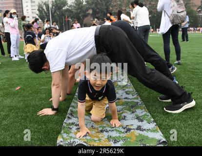 Peking, China. 31. Mai 2023. Kinder und ihre Eltern spielen am 31. Mai 2023 in einem Kindergarten in Peking, der chinesischen Hauptstadt. Am 1. Juni findet der Internationale Kindertag statt. Im ganzen Land fanden verschiedene Veranstaltungen mit lebhaften Farben und fröhlichem Lachen statt, während sich Kinder und Familien zu Feiern versammelten. Kredit: Ren Chao/Xinhua/Alamy Live News Stockfoto