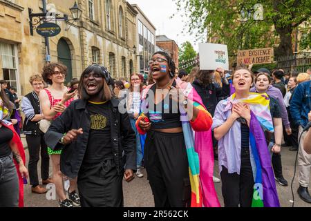 Eine Gruppe von Befürwortern der transtransnationalen Rechte protestiert friedlich außerhalb der Oxford Union und lehnt die Einladung der ehemaligen Universität von Sussex ab Stockfoto