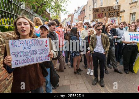 Eine Gruppe von Befürwortern der transtransnationalen Rechte protestiert friedlich außerhalb der Oxford Union und lehnt die Einladung der ehemaligen Universität von Sussex ab Stockfoto