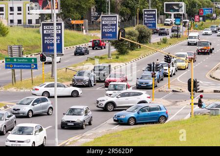 Blick von oben auf Verkehr, Autos, Fahrzeuge auf einer verkehrsreichen Straße in Johannesburg, Südafrika während der Hauptverkehrszeiten Stockfoto