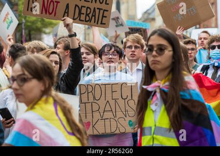 Eine Gruppe von Befürwortern der transtransnationalen Rechte protestiert friedlich außerhalb der Oxford Union und lehnt die Einladung der ehemaligen Universität von Sussex ab Stockfoto