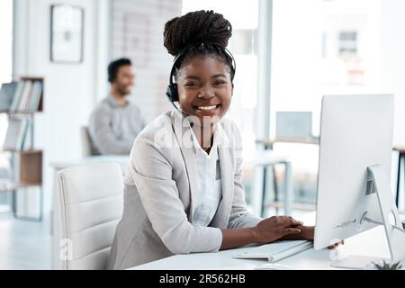 Callcenter, glücklich und Porträt einer schwarzen Frau im Büro für Kundenservice, Beratung oder Helpdesk. Lächeln, Ratschläge und Verkauf mit weiblicher Mitarbeiterin Stockfoto