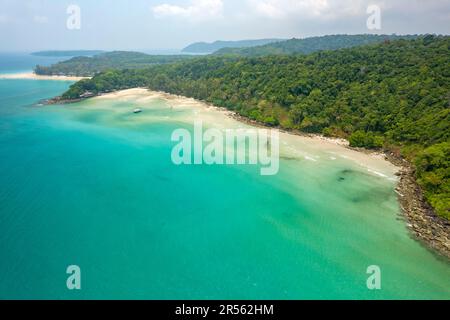 Luftbild vom Strand Khlong Yai Kee Beach, Insel Ko Kut oder Koh Kood im Golf von Thailand, Asien | Khlong Yai Kee Beach aus der Vogelperspektive, Ko Kut oder Koh Stockfoto