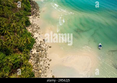 Luftbild vom Strand Khlong Yai Kee Beach, Insel Ko Kut oder Koh Kood im Golf von Thailand, Asien | Khlong Yai Kee Beach aus der Vogelperspektive, Ko Kut oder Koh Stockfoto