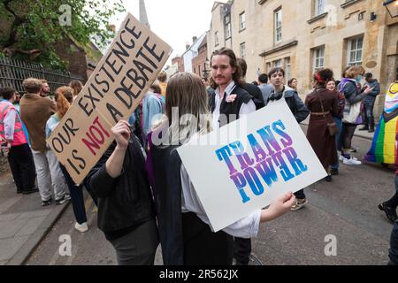 Eine Gruppe von Befürwortern der transtransnationalen Rechte protestiert friedlich außerhalb der Oxford Union und lehnt die Einladung der ehemaligen Universität von Sussex ab Stockfoto