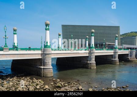 Kursaalbrücke, im Sommer Blick auf die Puente del Kursaal - eine Brücke, die die Altstadt (Casco Viejo) mit dem Stadtteil Gros verbindet, San Sebastian, Spanien Stockfoto