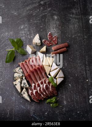 Fotosortiment mit Wurst und Käse aus einem hohen Blickwinkel Stockfoto