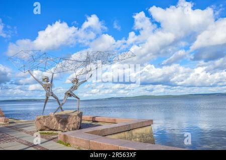Petrozavodsk, Russland: Die Skulptur „Fishermen“ (von Rafael Consuegra) am Ufer des Onega-Sees Stockfoto
