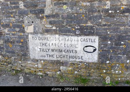 Schild in Richtung Durlston Castle, Large Globe, Tilly Wim Caves und Leuchtturm. Swanage, Dorset, Großbritannien Stockfoto