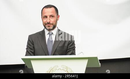 Izmir, Türkei. 31. Mai 2023. Der Tag der Italienischen Republik war der 77. Jahrestag der Veranstaltung und wurde mit einem Empfang des italienischen Konsulats in Izmir gefeiert. Zahlreiche türkische, italienische und ausländische Diplomaten, Geschäftsleute und die Gesellschaft haben den Empfang in einem Hotel besucht, das vom italienischen Konsul Valerio Giorgio in Izmir ausgerichtet wurde. Valerio Giorgio, Konsul von Italien in Izmir, ausgezeichnet Pietro Alba, Präsident der italienischen Handelskammer Izmir, als Orden des Commendatore della stella d'Italia des Staates Italien. Kredit: İdil Toffolo/Alamy Live News Stockfoto