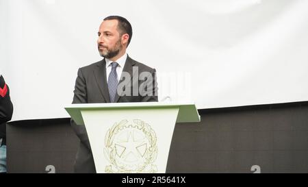 Izmir, Türkei. 31. Mai 2023. Der Tag der Italienischen Republik war der 77. Jahrestag der Veranstaltung und wurde mit einem Empfang des italienischen Konsulats in Izmir gefeiert. Zahlreiche türkische, italienische und ausländische Diplomaten, Geschäftsleute und die Gesellschaft haben den Empfang in einem Hotel besucht, das vom italienischen Konsul Valerio Giorgio in Izmir ausgerichtet wurde. Valerio Giorgio, Konsul von Italien in Izmir, ausgezeichnet Pietro Alba, Präsident der italienischen Handelskammer Izmir, als Orden des Commendatore della stella d'Italia des Staates Italien. Kredit: İdil Toffolo/Alamy Live News Stockfoto