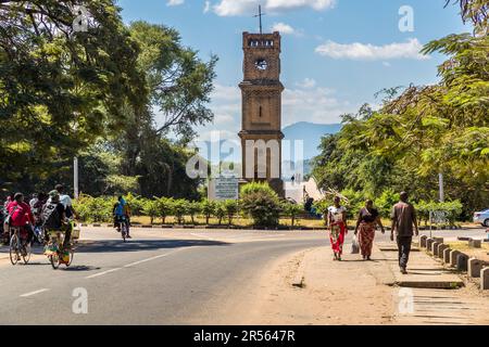 Queen Victoria Memorial Tower in Mangochi, Malawi. Im Hintergrund befindet sich die Bakili-Muluzi-Brücke. Das Denkmal wurde 1901 zu Ehren der Kolonialkönigin Victoria (1837-1901) erbaut und ist heute eines der wenigen Gebäude aus der britischen Kolonialzeit in Malawi. Malawi National Monument Stockfoto