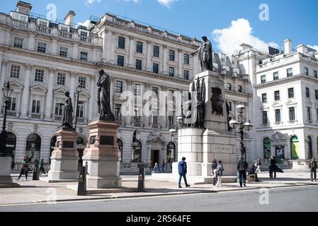 London, Vereinigtes Königreich - 04 07 2023: The Guards Crimean war Memorial ist eine denkmalgeschützte Gedenkstätte der Kategorie II in St. James's, London, zur Erinnerung an die Alliierten Stockfoto