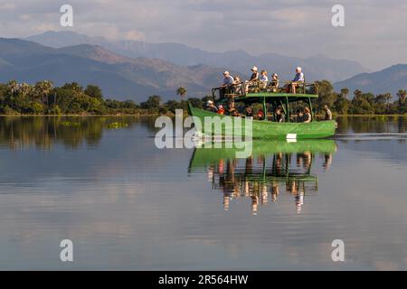 Bootsfahrt auf dem Upper Shire River im Liwonde-Nationalpark, Malawi. Elefanten, Nilpferde und Krokodile können vom Wasser aus beobachtet werden. Abendliche Atmosphäre am Shire River. Liwonde-Nationalpark, Malawi Stockfoto