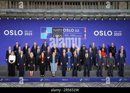 Oslo 20230601. Das sogenannte Familienfoto mit den Außenministern, das während des informellen NATO-Treffens der Außenminister am Donnerstag in Oslo im Rathaus aufgenommen wurde. Foto: Ole Berg-Rusten / NTB / POOL Stockfoto