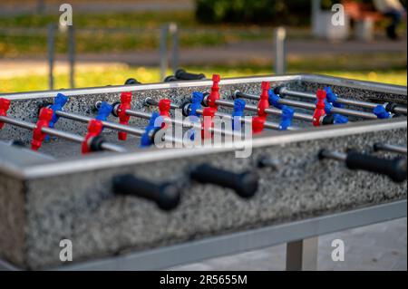 Fußballtisch im Freien, um mit roten und blauen Spielern Fußball zu spielen, Nahaufnahme Stockfoto