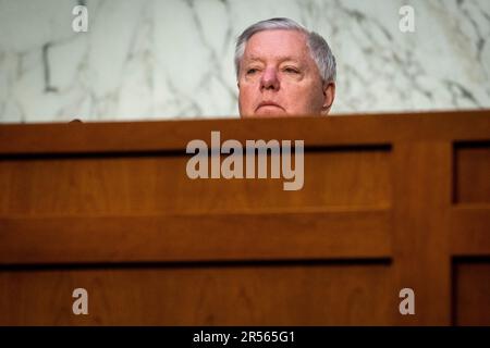 United States Senator Lindsey Graham (Republikaner von South Carolina), Ranking Member, US Senate Committee on the Judiciary, hört dem Ausschuss während einer Anhörung des Senatsausschusses für das Justizwesen zu, um eingewanderte Arbeitnehmer zu untersuchen, im Hart Senate Office Building in Washington, DC, Mittwoch, 31. Mai, 2023. Kredit: Rod Lamkey / CNP/Sipa USA Stockfoto