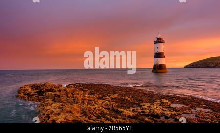 Anglesey, Wales - 2. November 2022: Wintersonnenaufgang am Leuchtturm Trwyn Du am Penmon Point, Anglesey, Wales Stockfoto