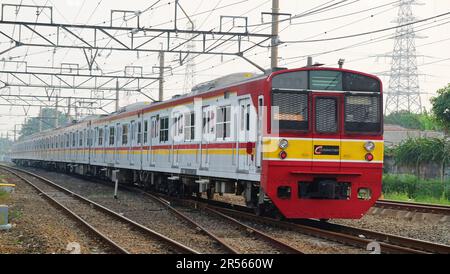 KRL Commuter Line Serie JR 203 in Depok, Indonesien. Stockfoto