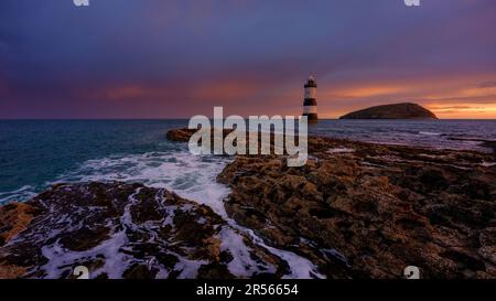 Anglesey, Wales - 2. November 2022: Wintersonnenaufgang am Leuchtturm Trwyn Du am Penmon Point, Anglesey, Wales Stockfoto