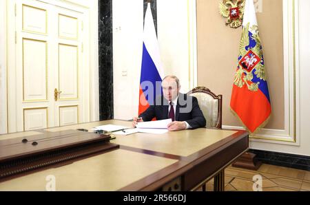 Moskau, Russland. 31. Mai 2023. Der russische Präsident Wladimir Putin veranstaltet am 31. Mai 2023 in Moskau, Russland, eine Videokonferenz mit seinen Kabinettsministern des Kremls. Kredit: Gavriil Grigorov/Kreml Pool/Alamy Live News Stockfoto