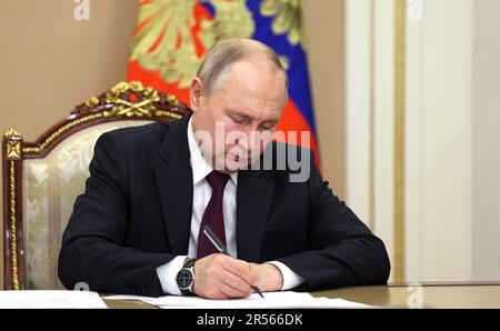 Moskau, Russland. 31. Mai 2023. Der russische Präsident Wladimir Putin veranstaltet am 31. Mai 2023 in Moskau, Russland, eine Videokonferenz mit seinen Kabinettsministern des Kremls. Kredit: Gavriil Grigorov/Kreml Pool/Alamy Live News Stockfoto