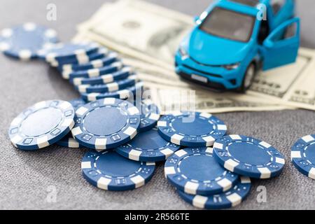Dieses auffällige Bild von zwei Miniaturgeschäften, die Hand schütteln, könnte für die Börse, das Bankwesen, das Immobilienmanagement und das Vermögensmanagement verwendet werden. Die Stockfoto