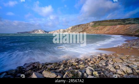 Lulworth, Vereinigtes Königreich - 29. Dezember 2022: Worbarraw Tout, Dorset Jurassic Coast, Vereinigtes Königreich Stockfoto