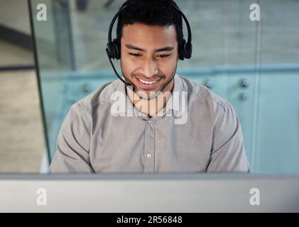 Callcenter, Kundensupport und männlicher Berater im Büro, der Recherchen zur crm-Kommunikation durchführt. Headset-, Technologie- und Telemarketing-Mitarbeiter Stockfoto