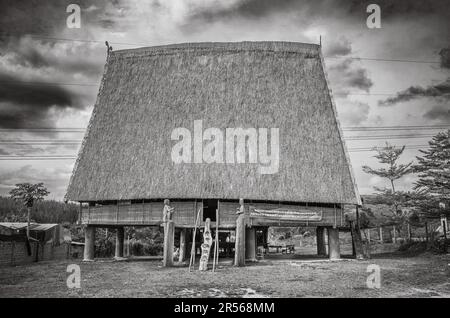 Ein traditionelles „nha rong“, oder Kulturhaus, mit seinem segelähnlichen Strohdach, das der ethnischen Minderheit der Bahnar in Kon Xomluh Villag gehört Stockfoto