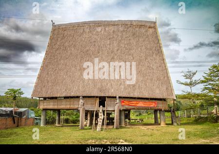 Ein traditionelles „nha rong“, oder Kulturhaus, mit seinem segelähnlichen Strohdach, das der ethnischen Minderheit der Bahnar in Kon Xomluh Villag gehört Stockfoto