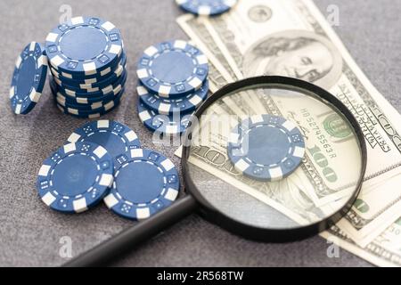 Dieses auffällige Bild von zwei Miniaturgeschäften, die Hand schütteln, könnte für die Börse, das Bankwesen, das Immobilienmanagement und das Vermögensmanagement verwendet werden. Die Stockfoto