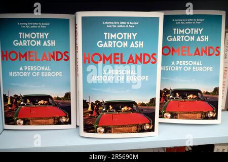 Buchcover „Homelands“ Timothy Garton Ash bucht Eine persönliche Geschichte Europas im Buchladen des Hay Festival 2023 Hay-on-Wye Wales UK KATHY DEWITT Stockfoto