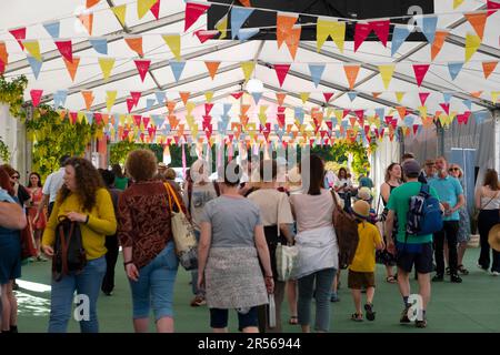 Festivalbesucher am Eingang zum Hay Festival 2023 Hay-on-Wye Wales UK KATHY DEWITT Stockfoto