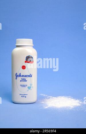 Ho-Chi-Minh-Stadt, Vietnam - 31. Mai 2023: Flasche mit Babypuder mit Johnson-Johnson-Logo neben verschüttetem Pulver. Produkt für die Säuglingspflege o Stockfoto