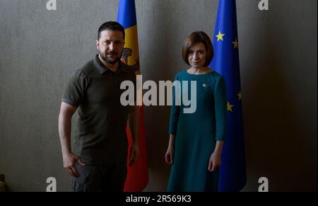 Bulboaca, Moldawien. 01. Juni 2023. Bulboaca, Moldawien. 01. Juni 2023. Der ukrainische Präsident Volodymyr Zelenskyy, Left, steht mit der moldauischen Präsidentin Maia Sandu bei einer Ankunftszeremonie für das Gipfeltreffen der Europäischen Politischen Gemeinschaft auf der Burg Mimi am 1. Juni 2023 in Bulboaca (Moldau) zusammen. Kredit: Pool Photo/Pressestelle Des Ukrainischen Präsidenten/Alamy Live News Stockfoto